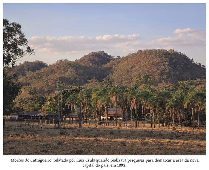  4 y- Morros do catingueiro relatado por Luiz Cruls, quando realizava pesquisas para demarcar a área da nova capital do país em 1892. Morro em tons marrons terrosos e verde, com pedregulhos, arvoredo e chão de terra batida. Realização: Academia Planaltinense de Letras, Artes e Ciências (APLAC), pelo Ecomuseu Pedra Fundamental e pelo Coletivo Nativo Audiodescrição produzida  pelo Instituto de Promoção das Pessoas com Deficiência Visual Audiodescritora: Elma Lúcia Rodrigues Consultor: Fernando Rodrigues Este projeto é promovido com recursos do Fundo de Apoio a Cultura do DF